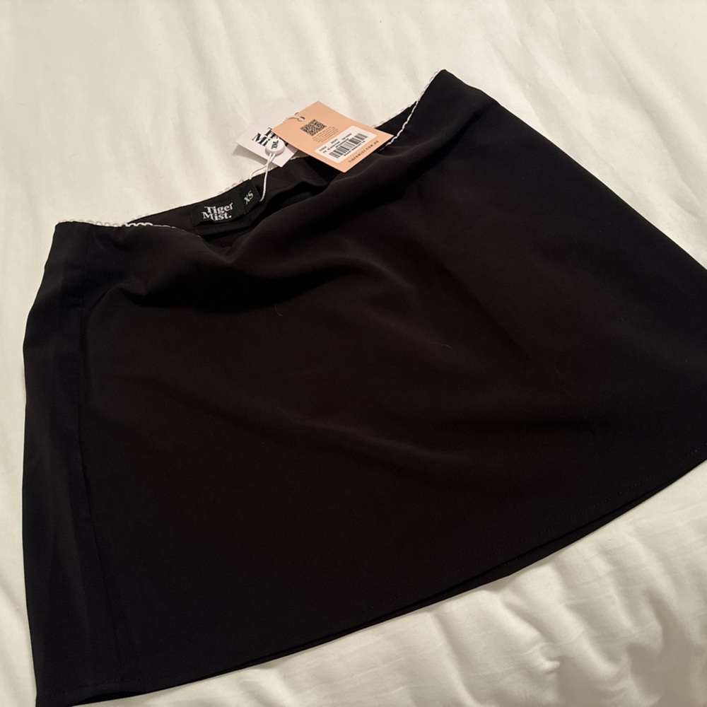 Tiger Mist Eleyna black zip up skirt. Never worn, new with tags!
